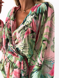 Sommerliches Damenkleid mit Strohhut für Strandurlaub-Luzern Mode