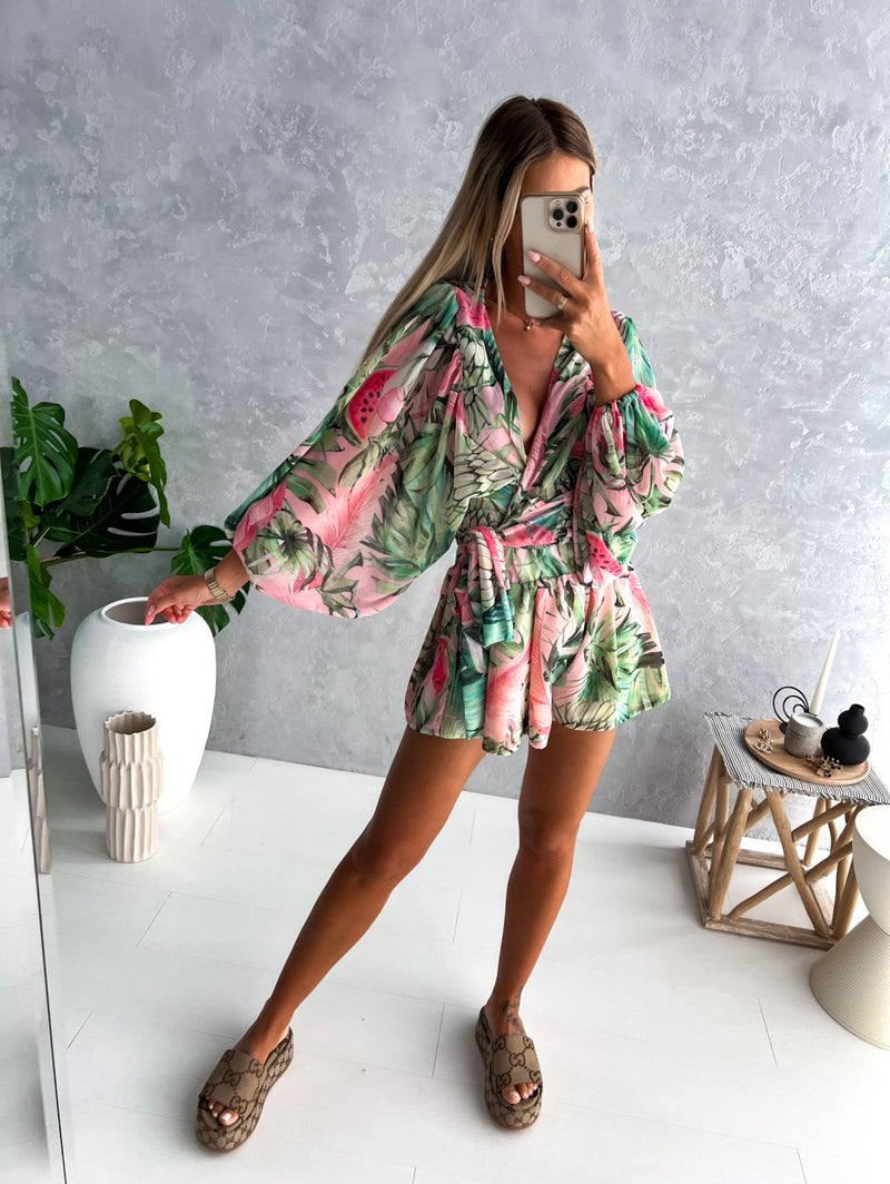 Sommerliches Damenkleid mit Strohhut für Strandurlaub-Luzern Mode