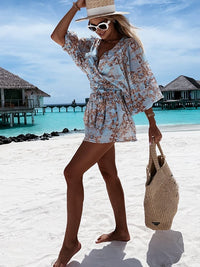Sommerliches Damenkleid mit Strohhut für Strandurlaub-Luzern Mode