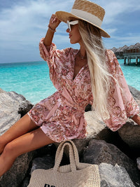 Sommerliches Damenkleid mit Strohhut für Strandurlaub-Luzern Mode