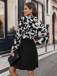 Elegantes Damenkleid mit V-Ausschnitt und Printmuster 2024-Luzern Mode