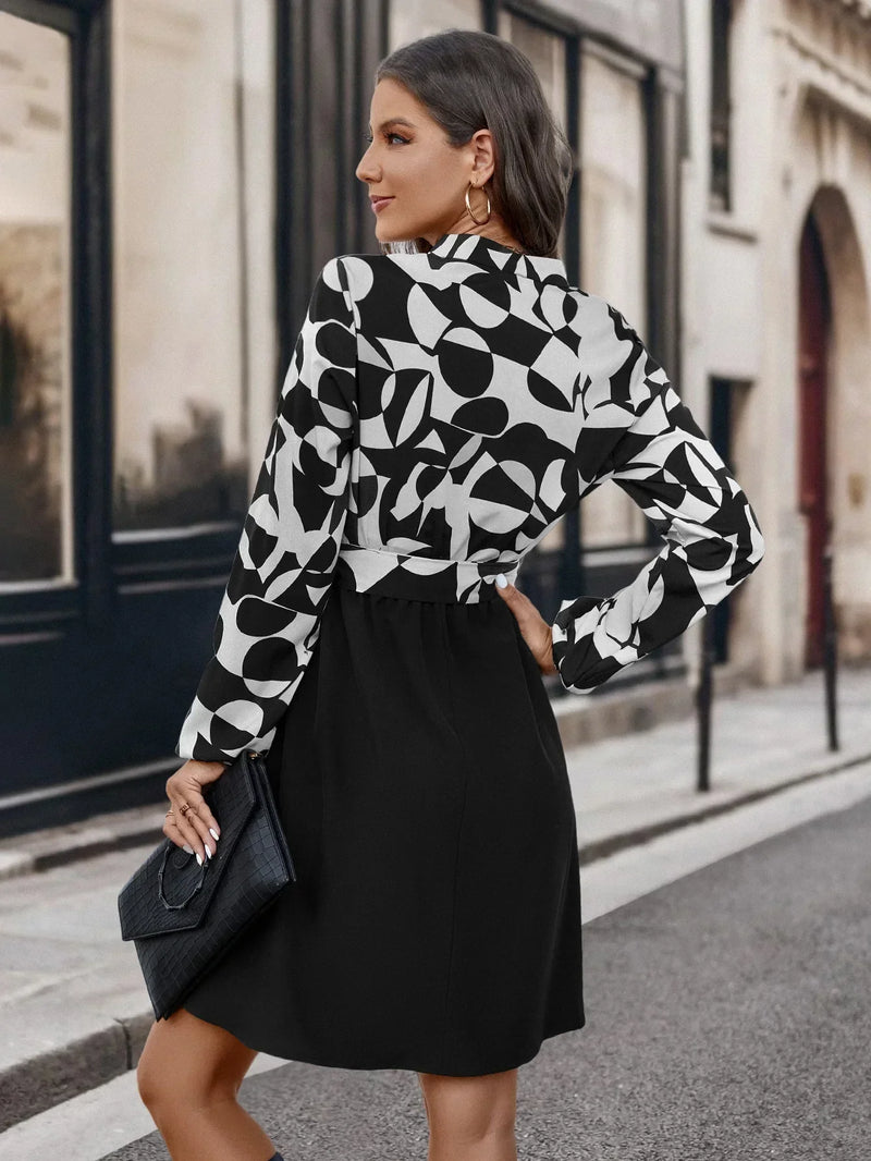 Elegantes Damenkleid mit V-Ausschnitt und Printmuster 2024-Luzern Mode