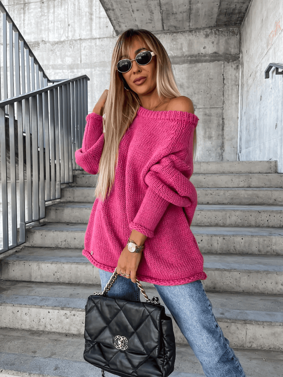 Locker gestrickter Damen Pullover mit Off-Shoulder Design – Amira