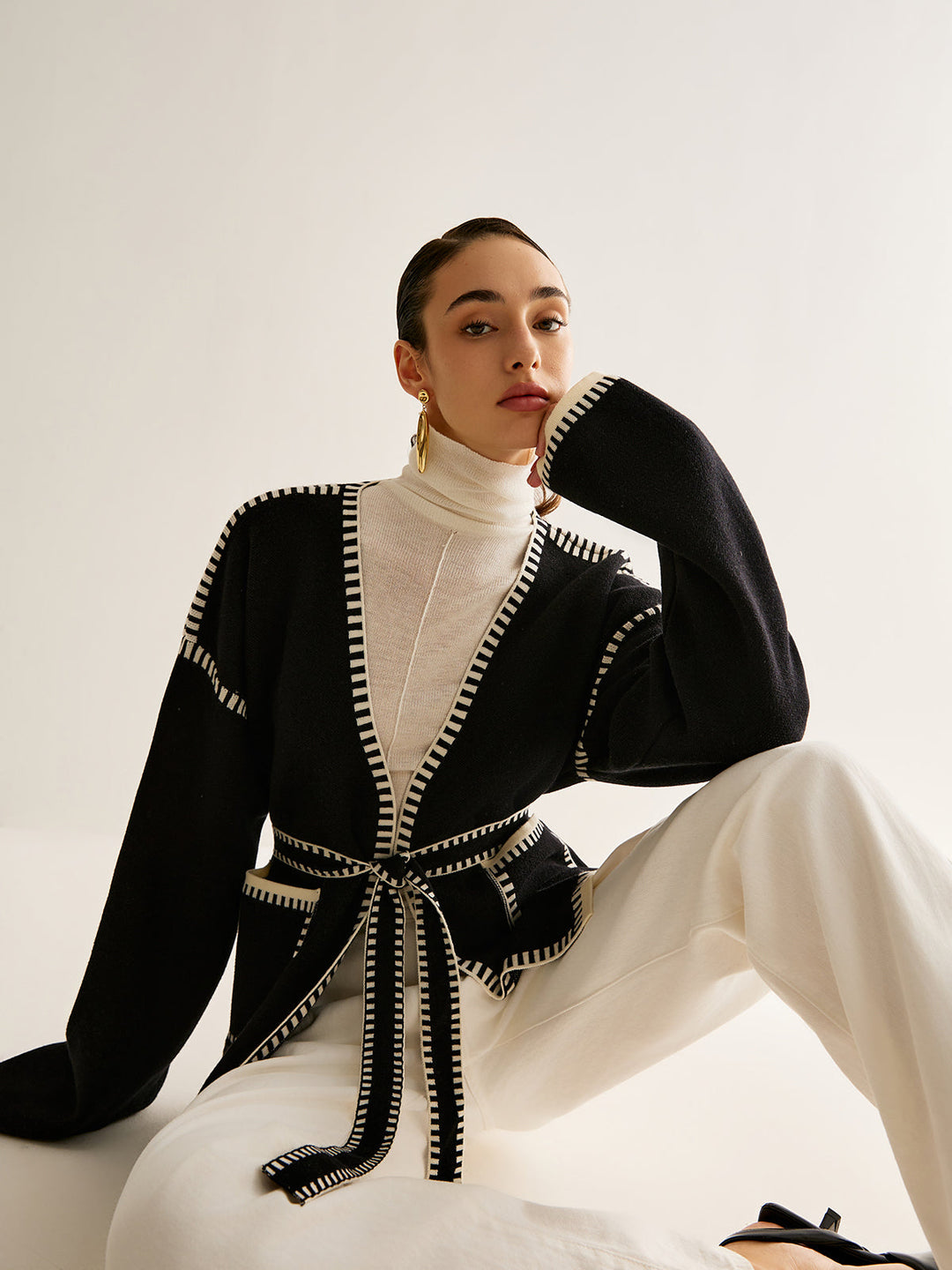 Eleganter Damen Strickcardigan mit Taschen und Gürtel-Detail-Luzern Mode