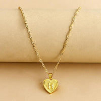 Halskette mit Herz Anhänger | Initiale | Liebe | Gold | Stilvoll | Langlebig | Geschenk-H-Luzern Mode