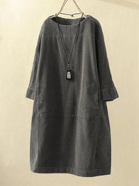 Graues Cordkleid Damen, langärmelig, lässig, Herbstmode, mit Halskette, knielang.
