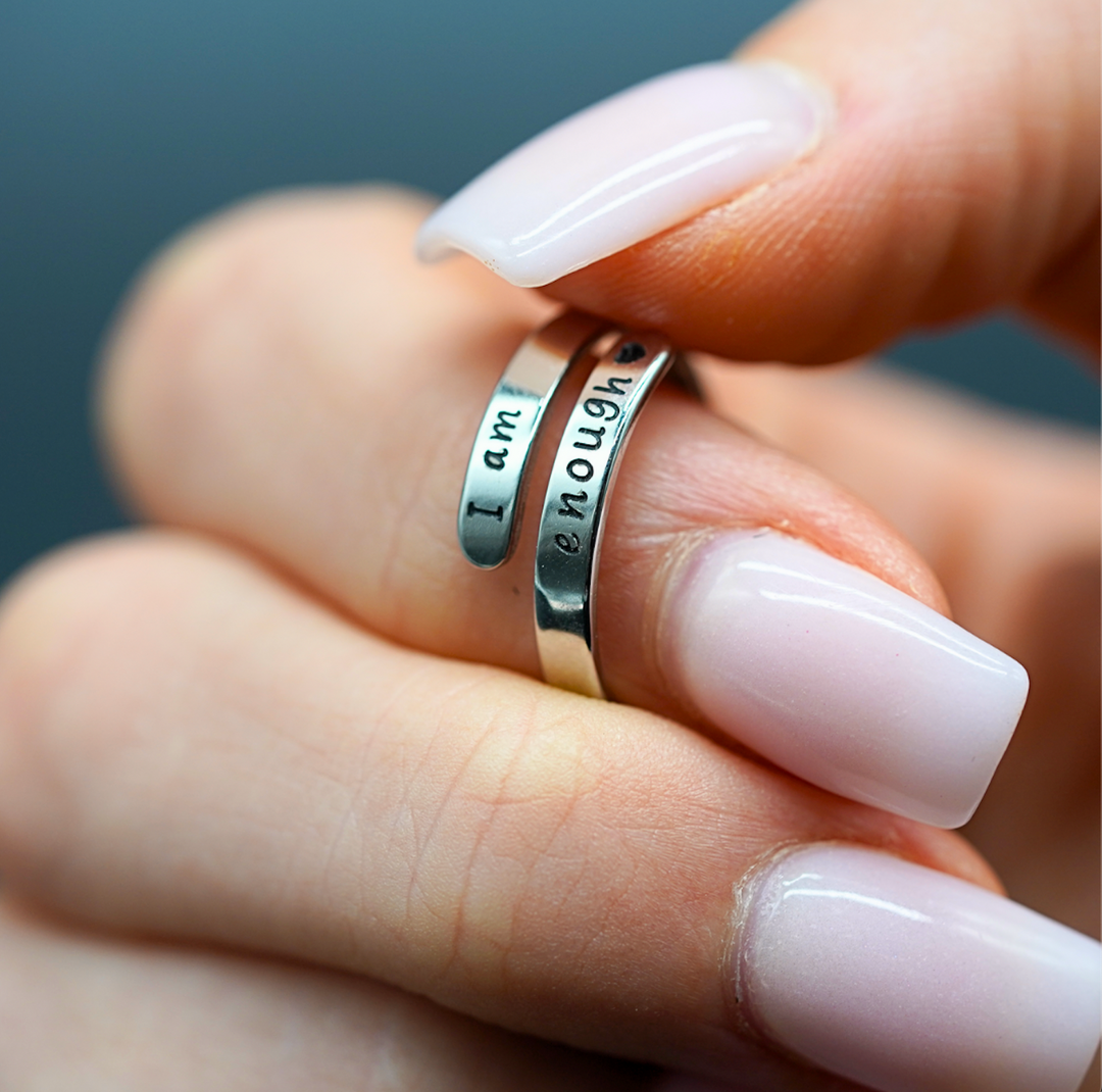 Symbolischer Ring | I Am Enough | Silber | Stilvoll | Kraftvoll | NAMI | Nachhaltig-Luzern Mode