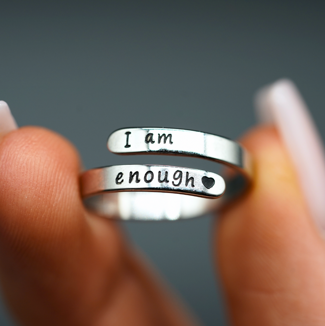 Symbolischer Ring | I Am Enough | Silber | Stilvoll | Kraftvoll | NAMI | Nachhaltig-Luzern Mode