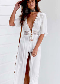 Lange Strandkleid mit Spitzenakzenten und Schleifenverschluss – Elara