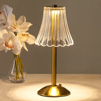  LED Retro Tischlampe USB Wiederaufladbar - BrillianceGlow Schaffe die perfekte Atmosphäre mit der BrillianceGlow LED Retro Tischlampe Die BrillianceGlow Tischlampe kombiniert modernes Design mit Retro-Elementen für einen zeitlosen und stilvollen Look. Der wunderschöne Kristallschirm strahlt sanftes, warmes Licht aus und sorgt für eine entspannte Atmosphäre in jedem Raum. Dank der berührungsempfindlichen Steuerung kannst du die Helligkeit und Farbtemperatur ganz einfach anpassen, um die perfekte Beleuchtung