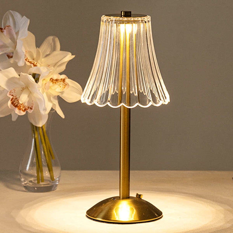  LED Retro Tischlampe USB Wiederaufladbar - BrillianceGlow Schaffe die perfekte Atmosphäre mit der BrillianceGlow LED Retro Tischlampe Die BrillianceGlow Tischlampe kombiniert modernes Design mit Retro-Elementen für einen zeitlosen und stilvollen Look. Der wunderschöne Kristallschirm strahlt sanftes, warmes Licht aus und sorgt für eine entspannte Atmosphäre in jedem Raum. Dank der berührungsempfindlichen Steuerung kannst du die Helligkeit und Farbtemperatur ganz einfach anpassen, um die perfekte Beleuchtung
