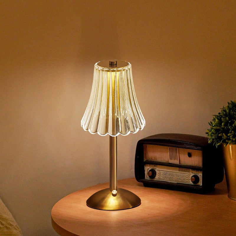  LED Retro Tischlampe USB Wiederaufladbar - BrillianceGlow Schaffe die perfekte Atmosphäre mit der BrillianceGlow LED Retro Tischlampe Die BrillianceGlow Tischlampe kombiniert modernes Design mit Retro-Elementen für einen zeitlosen und stilvollen Look. Der wunderschöne Kristallschirm strahlt sanftes, warmes Licht aus und sorgt für eine entspannte Atmosphäre in jedem Raum. Dank der berührungsempfindlichen Steuerung kannst du die Helligkeit und Farbtemperatur ganz einfach anpassen, um die perfekte Beleuchtung