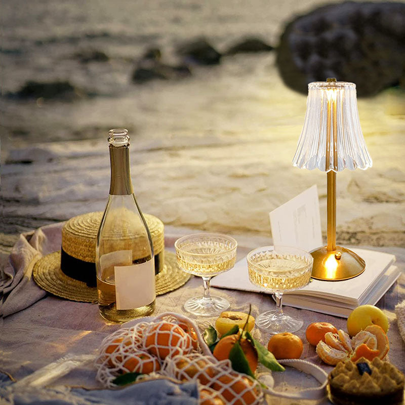  LED Retro Tischlampe USB Wiederaufladbar - BrillianceGlow Schaffe die perfekte Atmosphäre mit der BrillianceGlow LED Retro Tischlampe Die BrillianceGlow Tischlampe kombiniert modernes Design mit Retro-Elementen für einen zeitlosen und stilvollen Look. Der wunderschöne Kristallschirm strahlt sanftes, warmes Licht aus und sorgt für eine entspannte Atmosphäre in jedem Raum. Dank der berührungsempfindlichen Steuerung kannst du die Helligkeit und Farbtemperatur ganz einfach anpassen, um die perfekte Beleuchtung