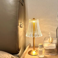  LED Retro Tischlampe USB Wiederaufladbar - BrillianceGlow Schaffe die perfekte Atmosphäre mit der BrillianceGlow LED Retro Tischlampe Die BrillianceGlow Tischlampe kombiniert modernes Design mit Retro-Elementen für einen zeitlosen und stilvollen Look. Der wunderschöne Kristallschirm strahlt sanftes, warmes Licht aus und sorgt für eine entspannte Atmosphäre in jedem Raum. Dank der berührungsempfindlichen Steuerung kannst du die Helligkeit und Farbtemperatur ganz einfach anpassen, um die perfekte Beleuchtung