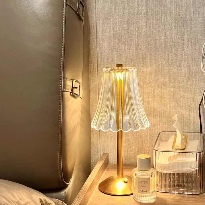  LED Retro Tischlampe USB Wiederaufladbar - BrillianceGlow Schaffe die perfekte Atmosphäre mit der BrillianceGlow LED Retro Tischlampe Die BrillianceGlow Tischlampe kombiniert modernes Design mit Retro-Elementen für einen zeitlosen und stilvollen Look. Der wunderschöne Kristallschirm strahlt sanftes, warmes Licht aus und sorgt für eine entspannte Atmosphäre in jedem Raum. Dank der berührungsempfindlichen Steuerung kannst du die Helligkeit und Farbtemperatur ganz einfach anpassen, um die perfekte Beleuchtung