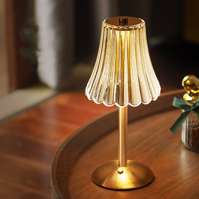  LED Retro Tischlampe USB Wiederaufladbar - BrillianceGlow Schaffe die perfekte Atmosphäre mit der BrillianceGlow LED Retro Tischlampe Die BrillianceGlow Tischlampe kombiniert modernes Design mit Retro-Elementen für einen zeitlosen und stilvollen Look. Der wunderschöne Kristallschirm strahlt sanftes, warmes Licht aus und sorgt für eine entspannte Atmosphäre in jedem Raum. Dank der berührungsempfindlichen Steuerung kannst du die Helligkeit und Farbtemperatur ganz einfach anpassen, um die perfekte Beleuchtung