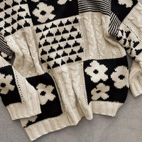 Damen Strickpullover mit Blumenmuster und Patchwork Design-Luzern Mode