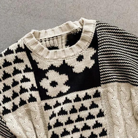 Damen Strickpullover mit Blumenmuster und Patchwork Design-Luzern Mode