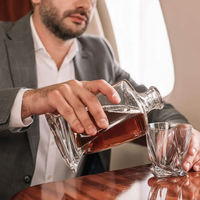 Luxus-Whiskey-Set | Kristall Karaffe Gläser Zange Holzbox Kühlsteine-Luzern Mode