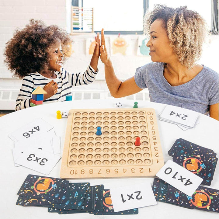 Lernspiel Holzbrett zur Multiplikation 1–10 mit Karten & Würfeln
