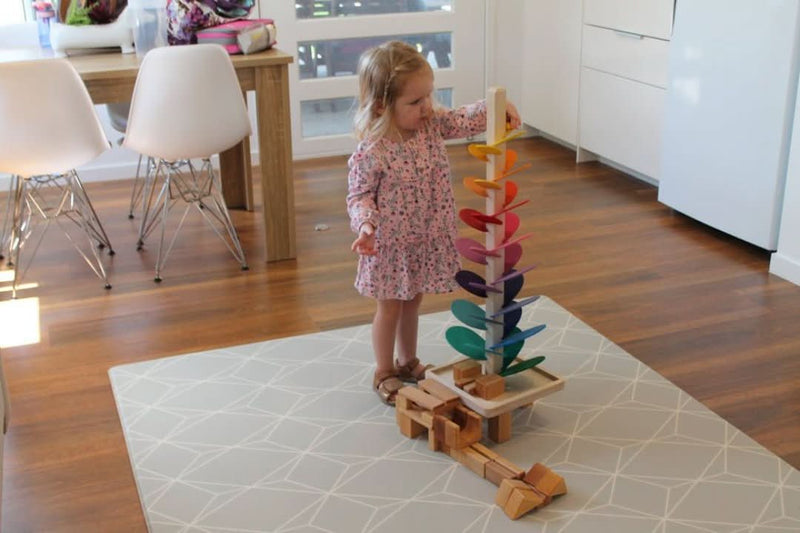 Musikalischer Klangbaum aus Holz – Lernspiel mit Murmelklängen