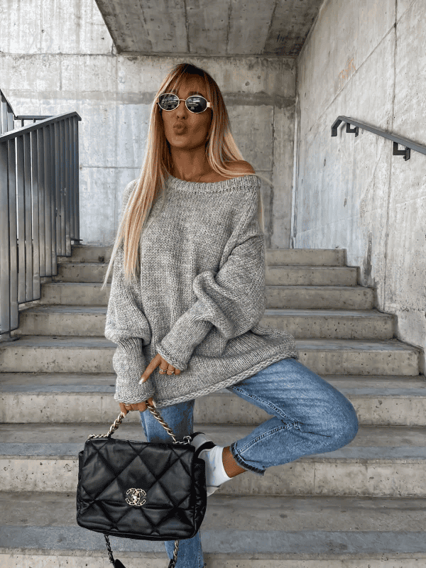 Locker gestrickter Damen Pullover mit Off-Shoulder Design – Amira