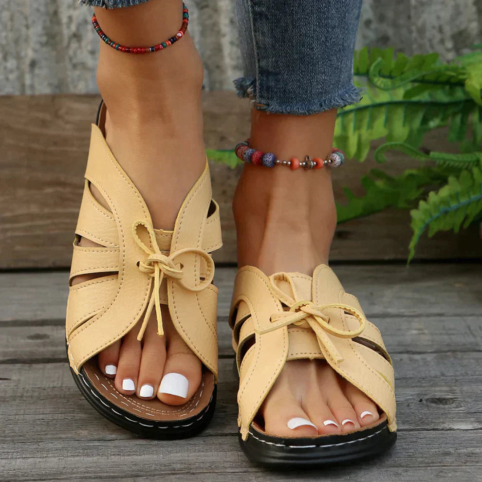 Orthopädische Wedgesandalen mit gewölbtem Knopf – Mirella