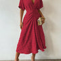 Elegantes Damenkleid mit V-Ausschnitt und Raffung Design-S-Rot-Luzern Mode