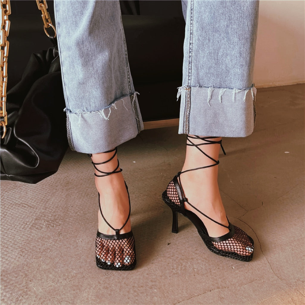 Pumps | Spitzen-Optik | Schnürverschluss | Blockabsatz | Lackleder-Luzern Mode