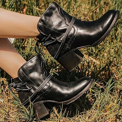 Damen Stiefeletten mit Blockabsatz und Schnürdetails-Luzern Mode