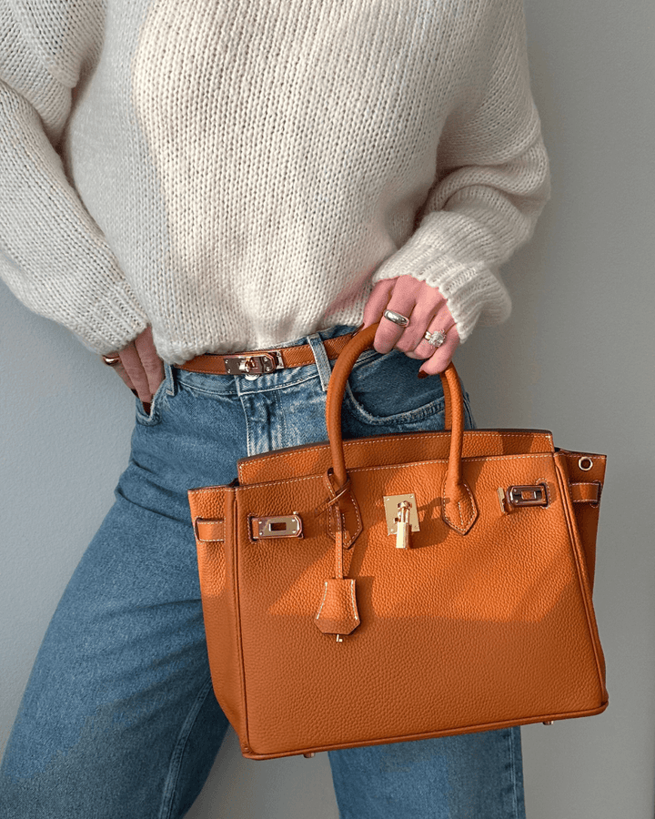 Damen Trenchcoat mit Handtasche und Jeans für Herbstmode-Luzern Mode