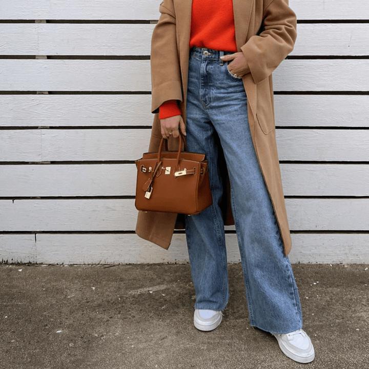 Damen Trenchcoat mit Handtasche und Jeans für Herbstmode-Luzern Mode