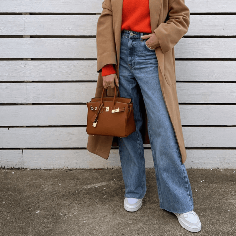 Damen Trenchcoat mit Handtasche und Jeans für Herbstmode-Luzern Mode