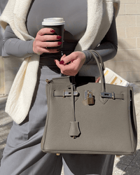Damen Trenchcoat mit Handtasche und Jeans für Herbstmode-Luzern Mode