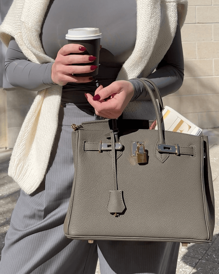 Damen Trenchcoat mit Handtasche und Jeans für Herbstmode-Luzern Mode