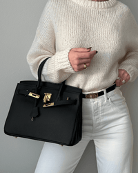 Damen Trenchcoat mit Handtasche und Jeans für Herbstmode-Luzern Mode