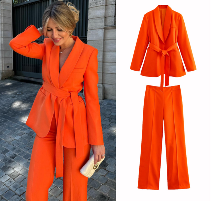 Eleganter Damenblazer mit Gürtel und passender Hose-Luzern Mode