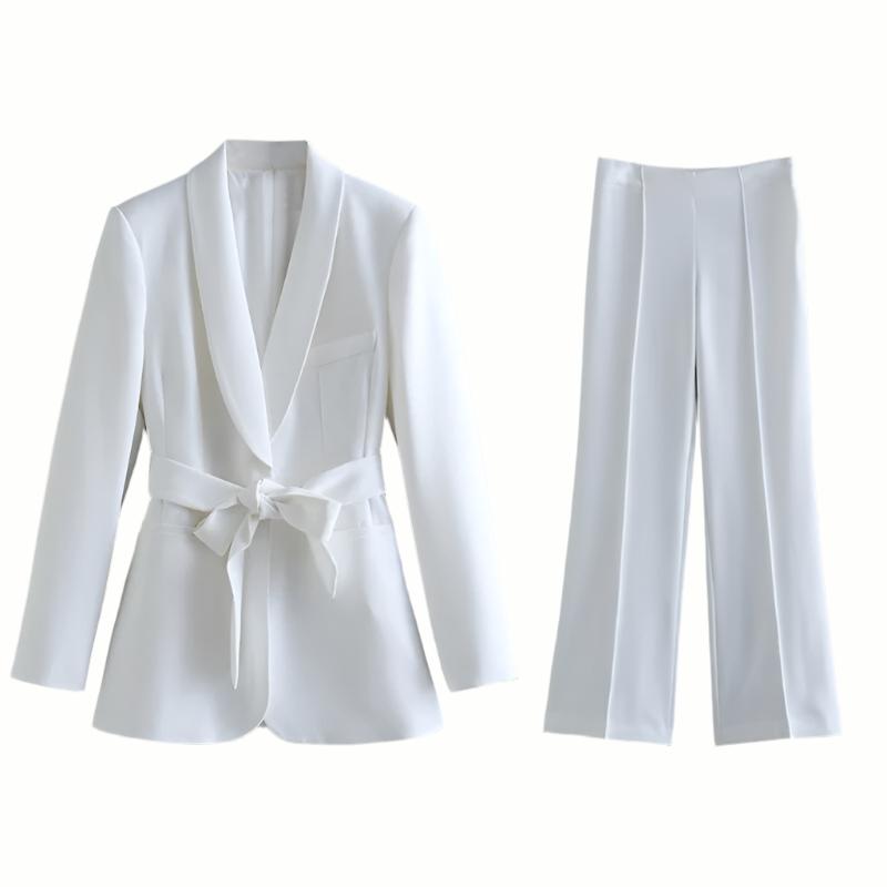 Eleganter Damenblazer mit Gürtel und passender Hose-Luzern Mode