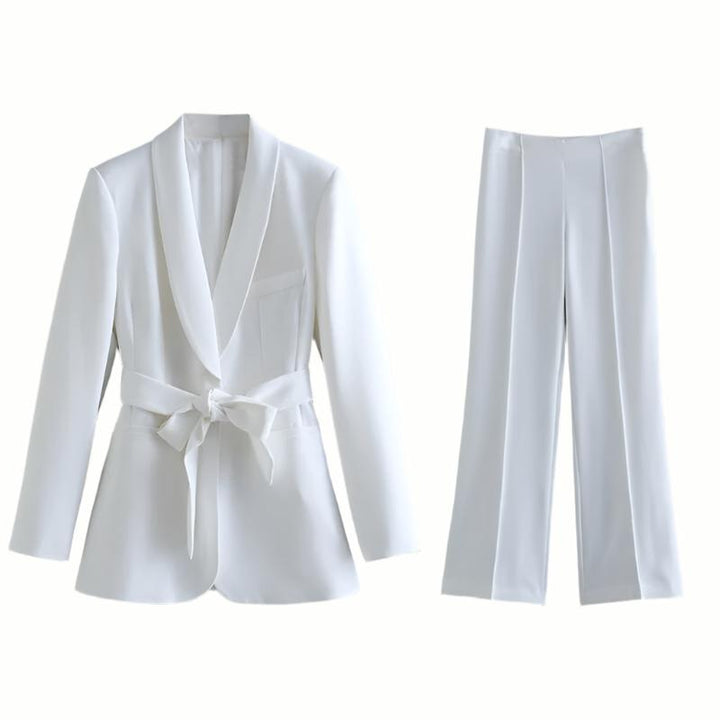 Eleganter Damenblazer mit Gürtel und passender Hose-Luzern Mode