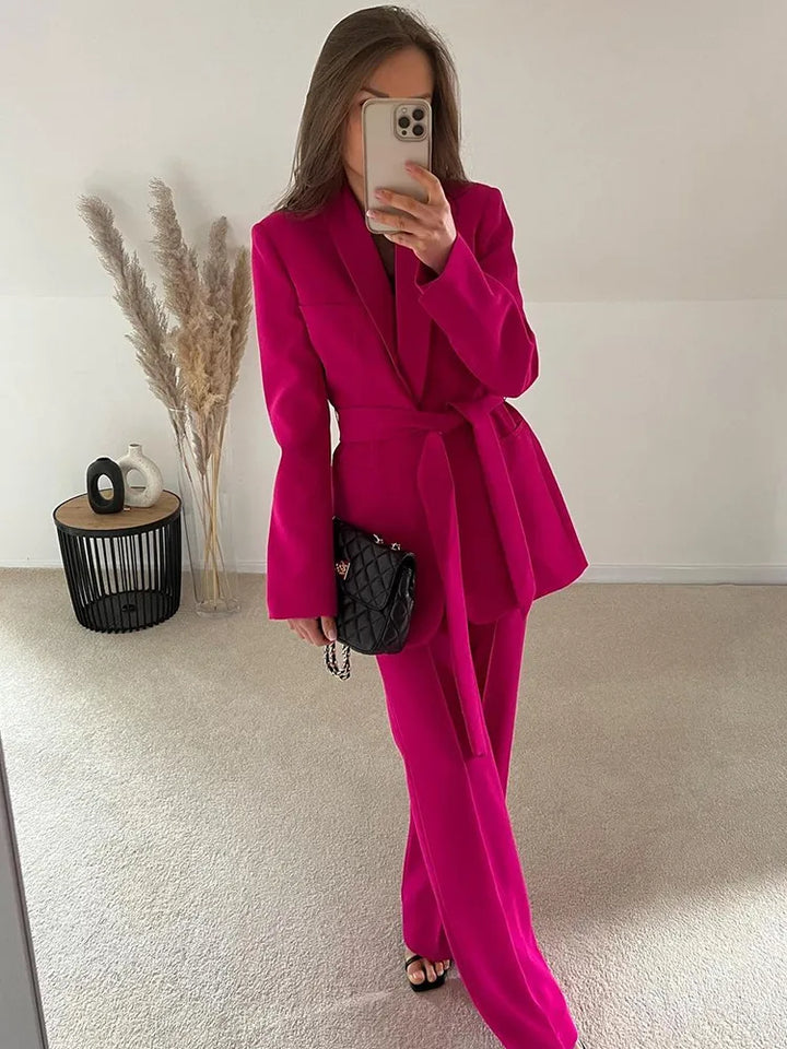 Eleganter Damenblazer mit Gürtel und passender Hose-Luzern Mode