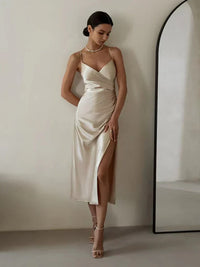 Elegantes Seidenkleid mit Spaghettiträgern und Wickeldesign-Luzern Mode