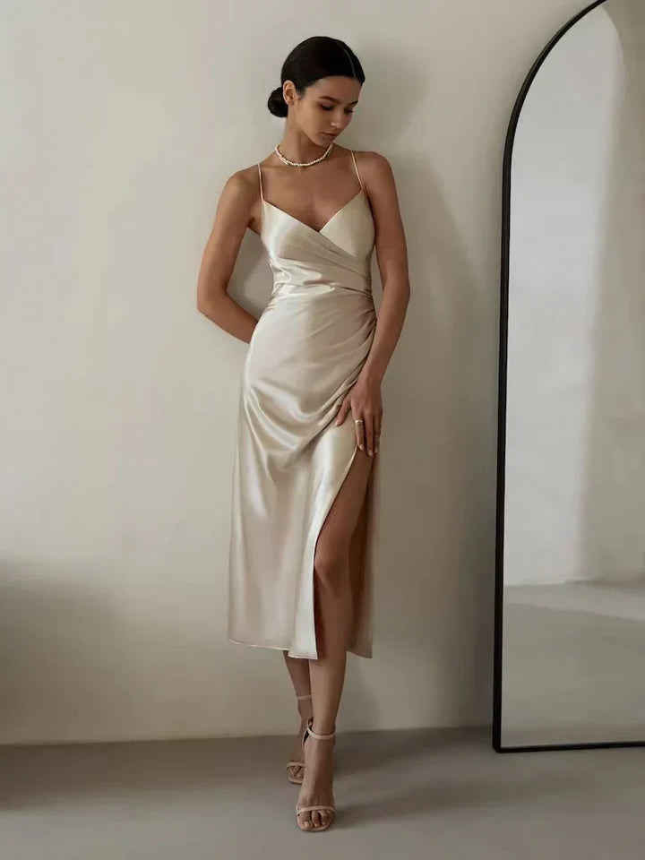 Elegantes Seidenkleid mit Spaghettiträgern und Wickeldesign-Luzern Mode