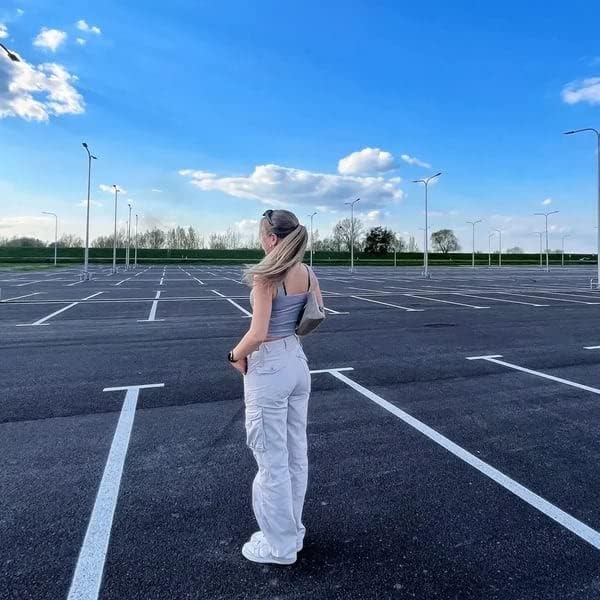 Damen Cargo-Hose mit Langarm-Crop-Top und Handtasche-Luzern Mode