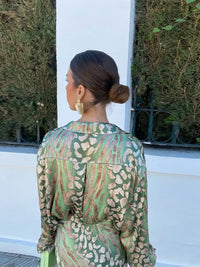 Luxuriöses Damen Seidenkleid mit Animalprint und Kragen-Luzern Mode