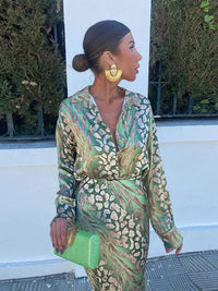 Luxuriöses Damen Seidenkleid mit Animalprint und Kragen-Luzern Mode