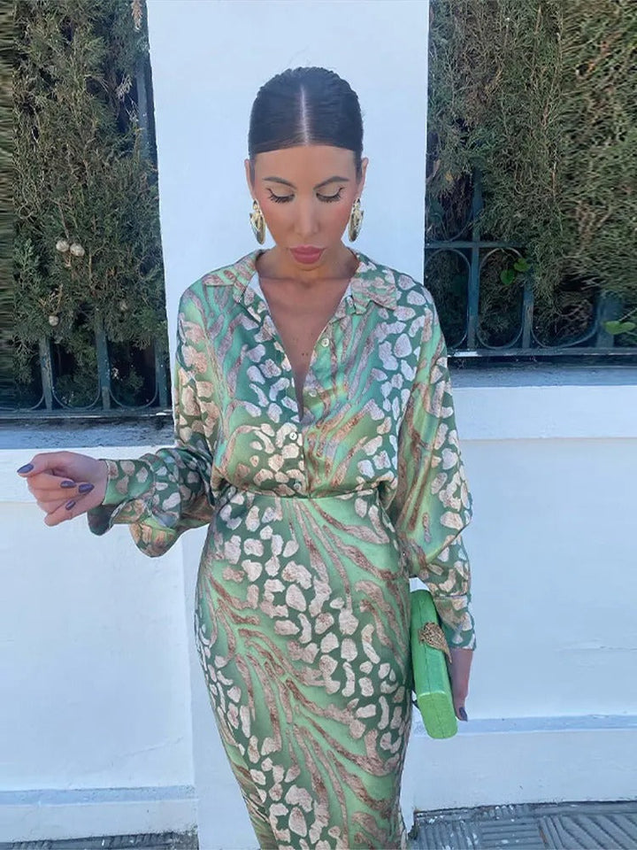 Luxuriöses Damen Seidenkleid mit Animalprint und Kragen-Grün-S-Luzern Mode