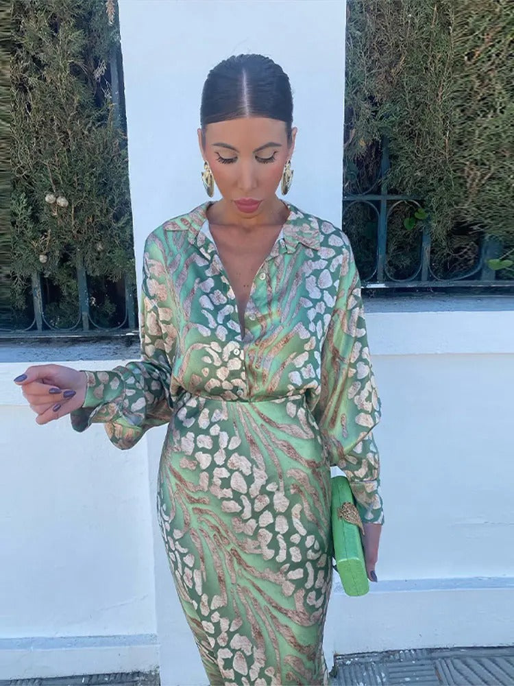 Luxuriöses Damen Seidenkleid mit Animalprint und Kragen-Grün-S-Luzern Mode