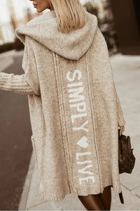 Oversized Damen Strickjacke mit Kapuze und Schriftzug auf der Rückseite-Creme-S-Luzern Mode