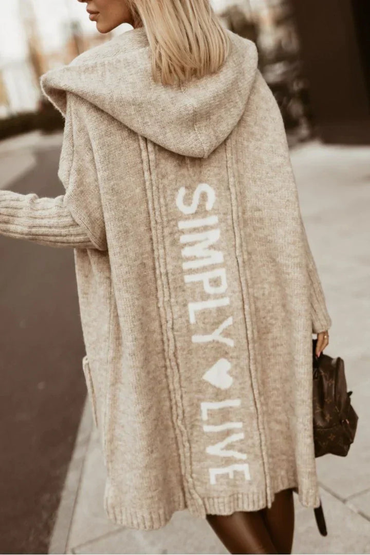 Oversized Damen Strickjacke mit Kapuze und Schriftzug auf der Rückseite-Creme-S-Luzern Mode