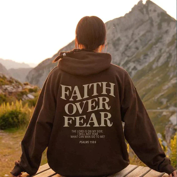 Damen Kapuzenpullover "Faith Over Fear" mit Tasche-Kaffee-XS-Luzern Mode